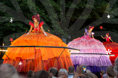 Les poupées géantes et les tambours